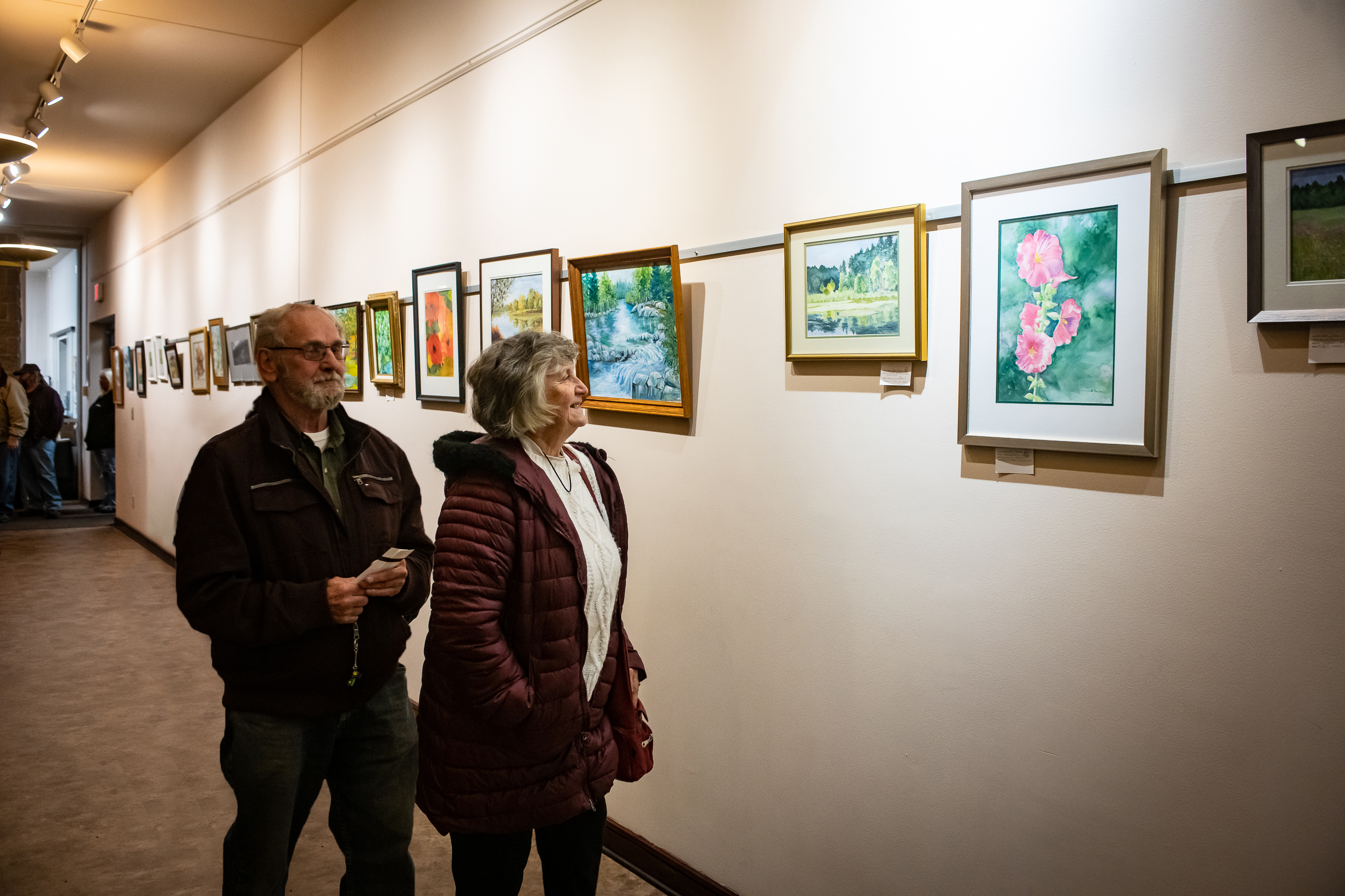 Man-and-woman-looking-at-pictures-in-pac-lobby