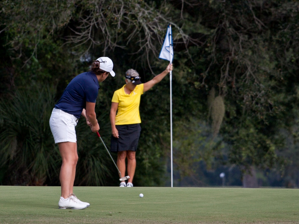 two-women-golfing-on-the-green